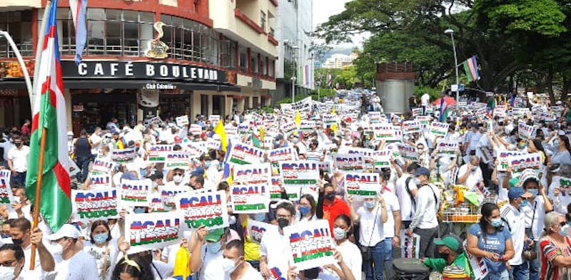 Masiva marcha en Cali pidiendo el fin del Paro y el cese de los