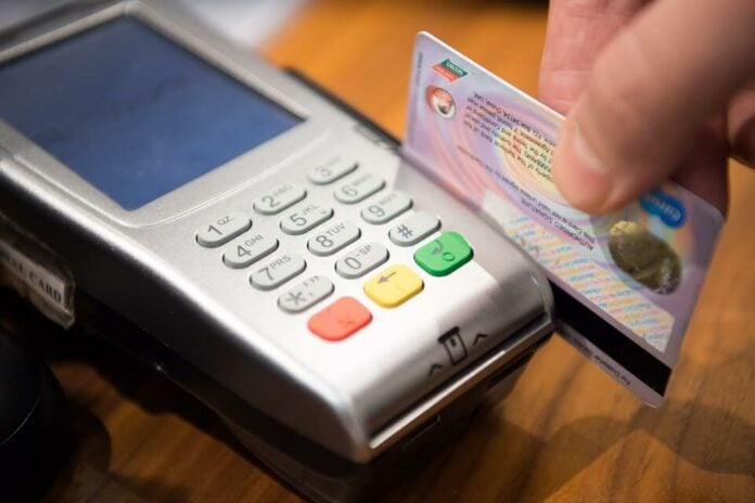¡Cuidado con su tarjeta de crédito o débito! Así podrían robarle.