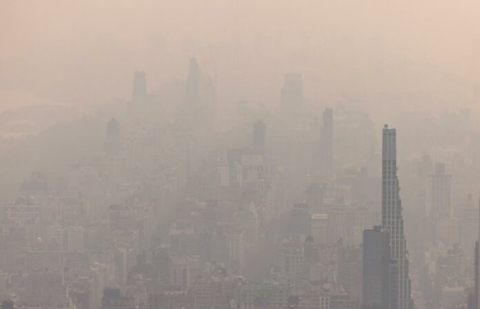 Incendios forestales en Canadá cubre ciudades de Estados Unidos con neblina tóxica.