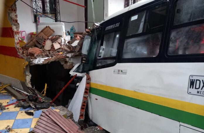 Accidente de bus alimentador del Metro