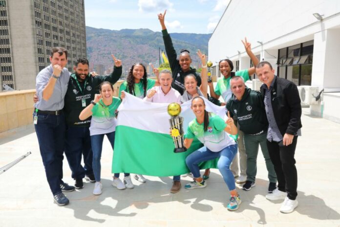 Las campeonas del baloncesto femenino de Indeportes Antioquia reciben reconocimiento