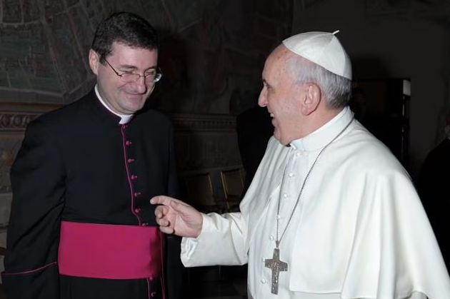 La Nunciatura Apostólica en Colombia ha emitido un comunicado anunciando la designación de monseñor Paolo Rudelli como el nuevo nuncio papal en el país sudamericano. Monseñor Rudelli asume este importante cargo en reemplazo de monseñor Luis Mariano Montemayor, quien desempeñó el rol desde 2018 hasta marzo de este año.