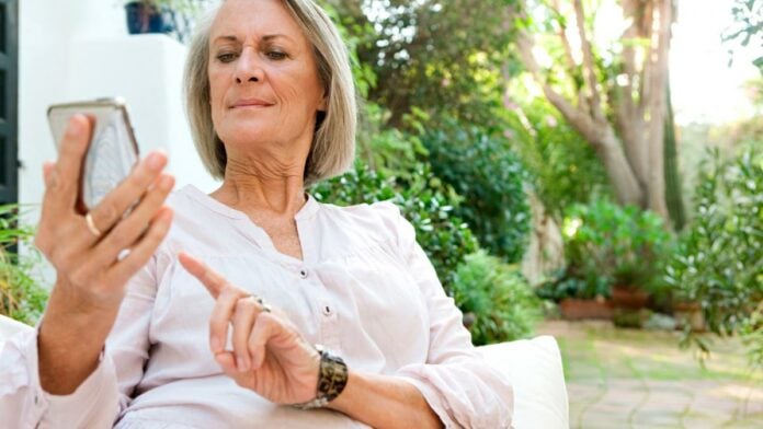 celulares y relojes inteligentes encuentran su lugar entre adultos mayores