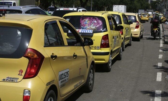 Taxistas bloquean calle 26 e impiden acceso al aeropuerto El Dorado de Bogotá