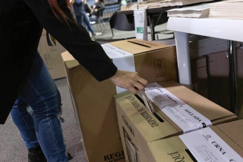 Un total de 38.965.515 ciudadanos, divididos en 20.027.815 mujeres y 18.937.700 hombres, se encuentran habilitados para ejercer su derecho al voto en las elecciones territoriales que se llevarán a cabo el próximo 29 de octubre en Colombia. Estas elecciones determinarán a los gobernadores, diputados, alcaldes, concejales y ediles o miembros de las Juntas Administradoras Locales para el período 2024-2027.