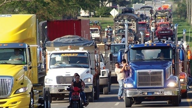 Camioneros alistarían paros nacionales por aumentos a peajes