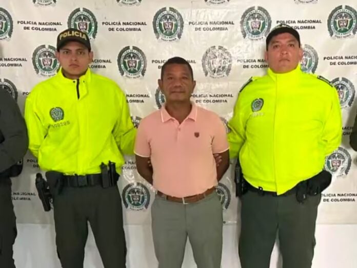 En una operación conjunta entre la Policía Nacional, la DEA y autoridades del Reino Unido, fue capturado Luis Guillermo Estupiñán Quiñones, conocido como alias ‘El Indio’ o ‘Memo’, en el municipio de Puerto Asís, Putumayo. Este individuo es considerado un importante narcotraficante y está solicitado por la Corte del Distrito Sur de California, Estados Unidos.