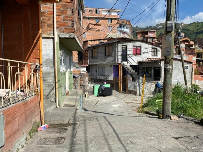 El crimen ocurrió en una vivienda del barrio Antonio Nariño de la comuna 13 de Medellín, Marta Luz Hernández, una mujer de 39 años, fue asesinada en su vivienda, presuntamente a manos de su pareja sentimental.