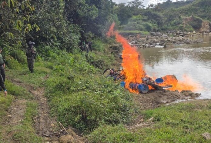 En un operativo militar realizado en la vereda Los Naranjos, del municipio de Santo Domingo, tropas del batallón Juan del Corral, en colaboración con la Policía Ambiental y de Recursos Naturales, lograron incautar y destruir maquinaria que según las autoridades era utilizada por el autodenominado Ejército Gaitanista  para la minería ilegal.