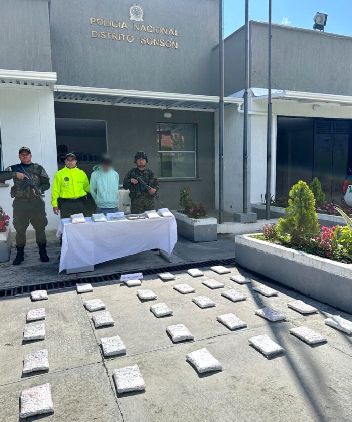 En un operativo conjunto entre la Policía Nacional y el Ejército Nacional, las autoridades lograron desmantelar una importante red de tráfico de estupefacientes en el municipio de Sonsón, Antioquia. Durante la acción, fue capturado en flagrancia alias Totoy, un hombre de 29 años señalado como el coordinador del expendio de sustancias ilícitas del Grupo Delincuencial Organizado (GDO) El Mesa en el sector conocido como 