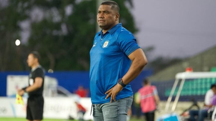 Una entrevista realizada por el periodista Julián Collazos al futbolista profesional colombiano Julián Zea, desató una polémica en el País. El delantero, que milita actualmente en el fútbol árabe, hizo unas declaraciones en las que señaló que el entrenador Hubert Bodhert, mientras dirigía el equipo Alianza Petrolera le exigió un pago para ponerlo a jugar: “Eran 30 millones de pesos el semestre y vos no sabías si el técnico iba a durar todo el campeonato”.
