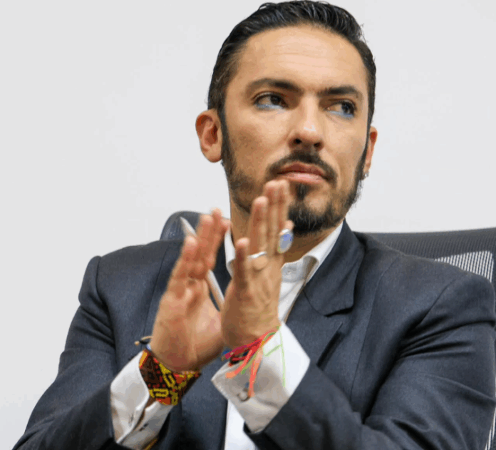 En la imagen el funcionario que se identifica como no binario. Foto: sacada de instagram @juanflorians