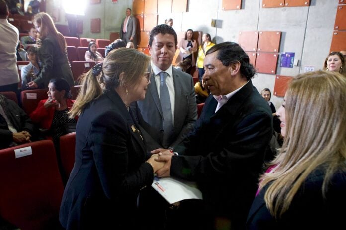 En la imagen la Fiscal Luz Adriana Camargo con el ex agente del CTI, Gustavo Sastoque Alfonso. Foto: sacada de x @FiscaliaCol.