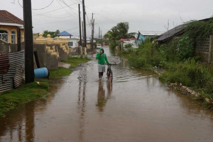 En la imagen algunas de las afectaciones del paso del huracán en Jamaica. Foto: sacada de x @FatherChrisVor1.