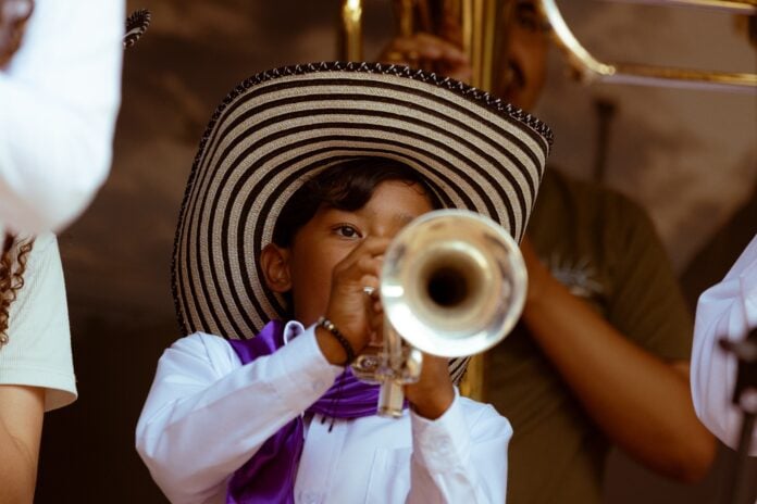 Niño con trompeta festival