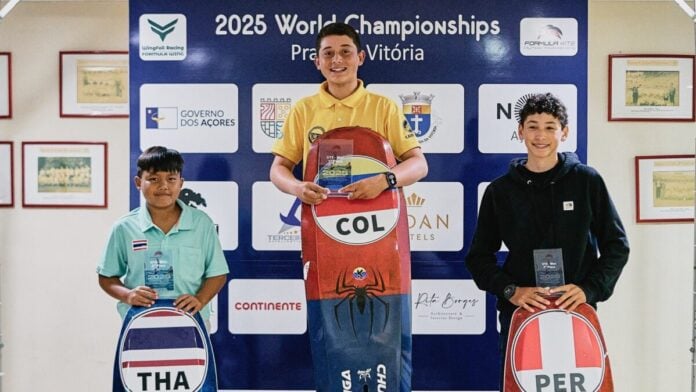 El nombre de Jean Paul Liechti Villegas ya resuena con fuerza en el panorama deportivo internacional, y su reciente gesta en el 2025 Formula Kite Youth World Championship en las Islas Azores, Portugal, lo consolida como una de las joyas más brillantes de la vela latinoamericana. El joven colombiano no solo brilló, sino que dominó las aguas, regresando a casa con una cosecha espectacular: ¡un oro mundial y un bronce!